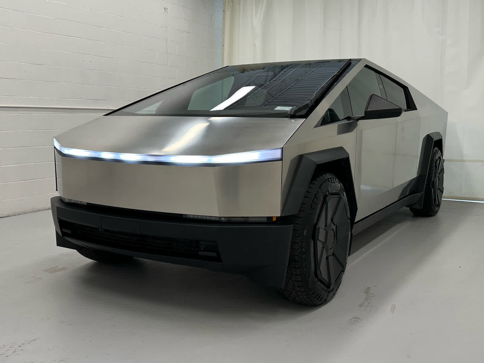 Used 2024 Tesla Cybertruck AWD Crew Cab image 4