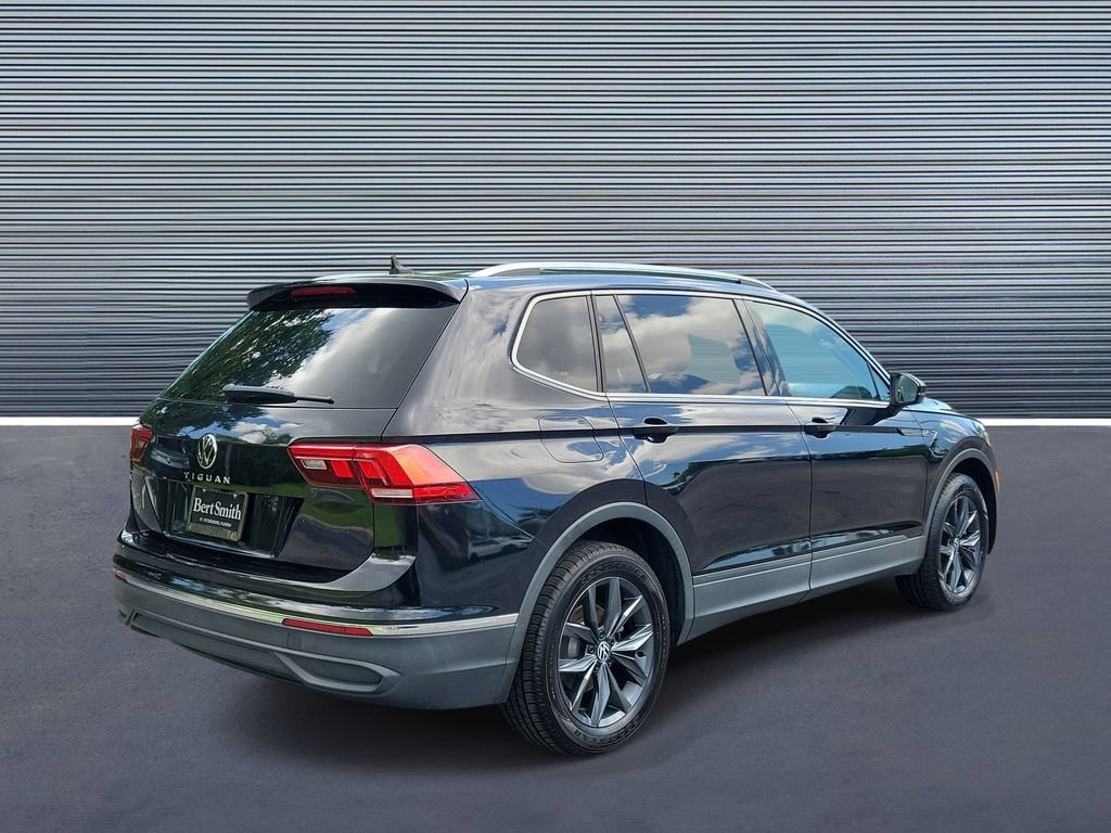 Used 2023 Volkswagen Tiguan SE w/ Panoramic Sunroof Package FWD image 3