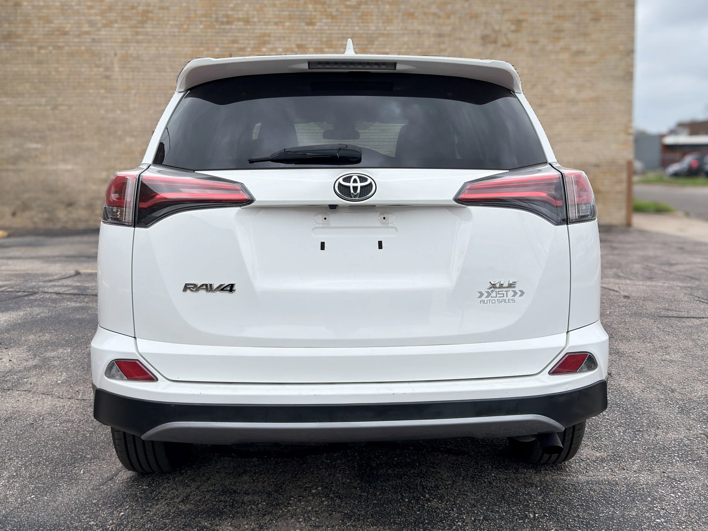 Used 2018 Toyota RAV4 XLE FWD image 6