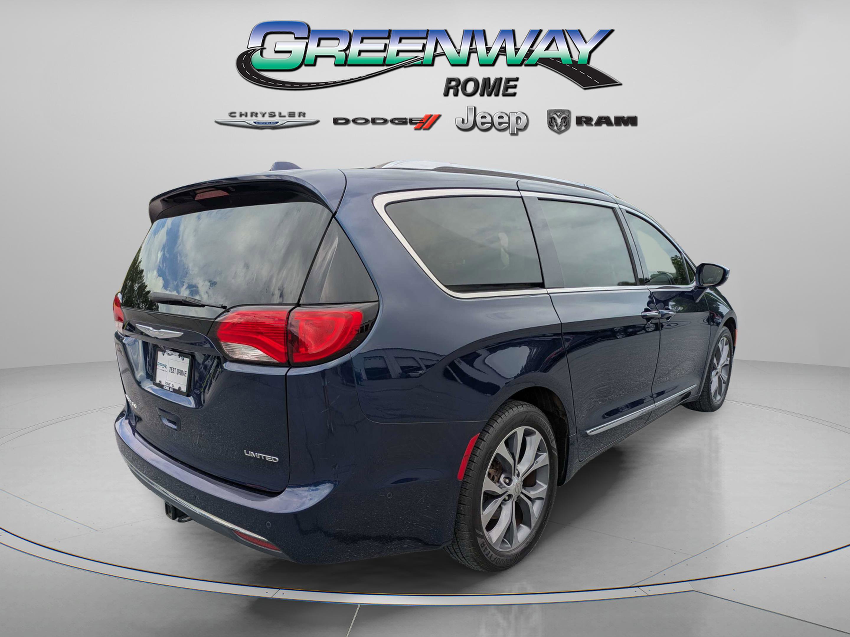 Used 2017 Chrysler Pacifica Limited w/ UConnect Theater Package FWD image 7