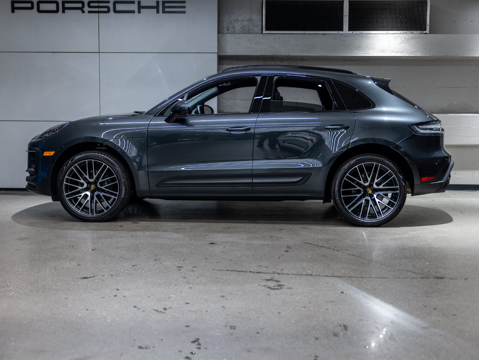 Certified 2026 Porsche Macan AWD/4WD image 2