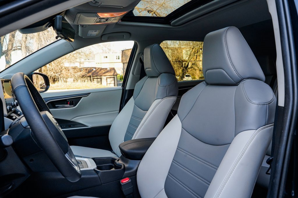 Used 2021 Toyota RAV4 XLE Premium image 15