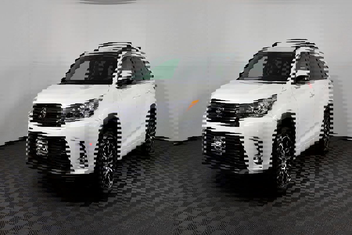 Used 2018 Toyota Highlander SE image 2