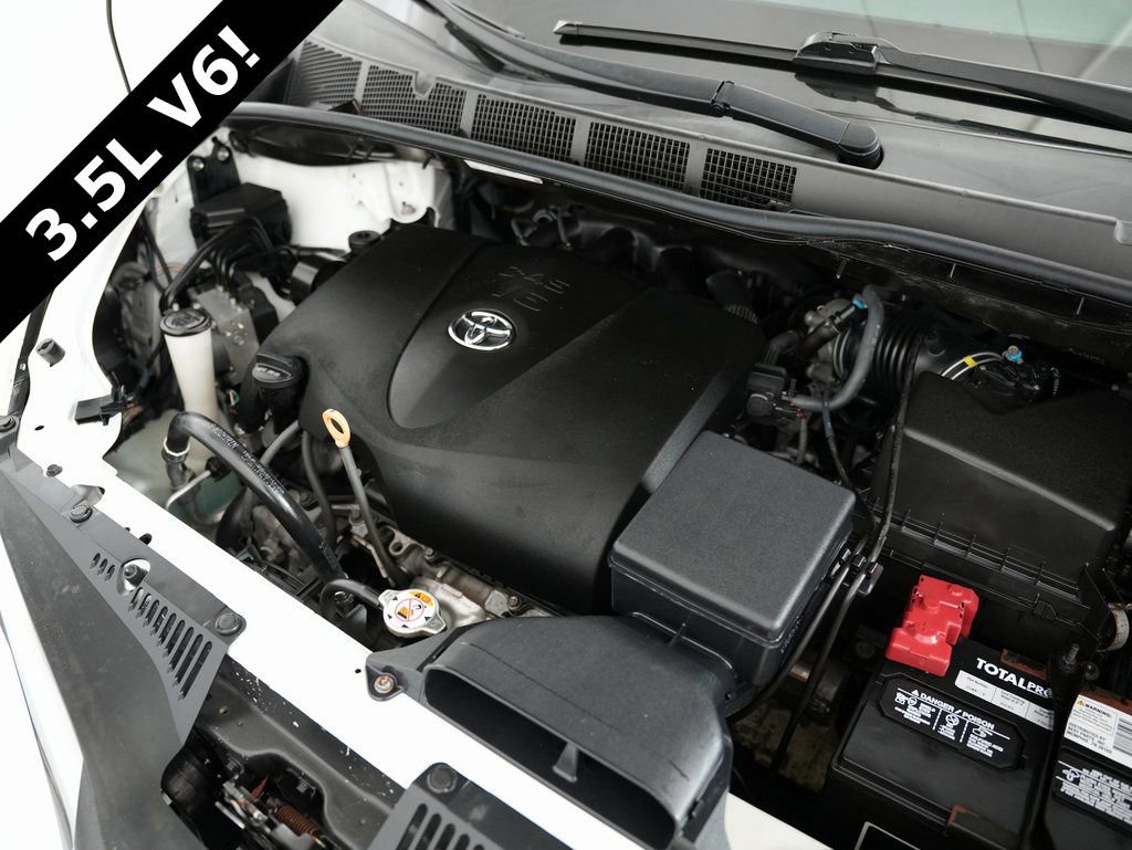 Used 2018 Toyota Sienna LE w/ Carpet Mat Package image 52