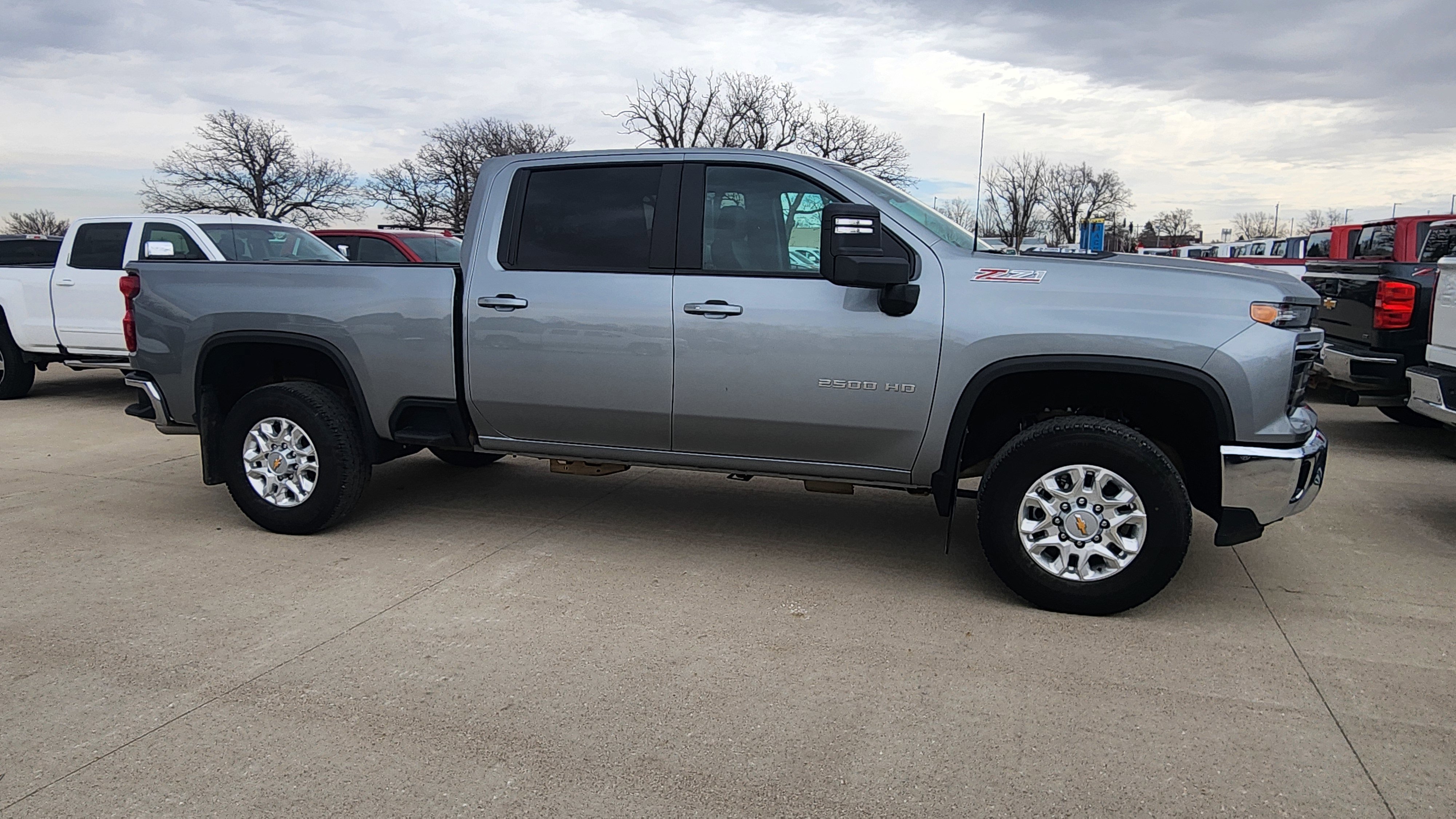 Used 2025 Chevrolet Silverado 2500 LT AWD/4WD image 4