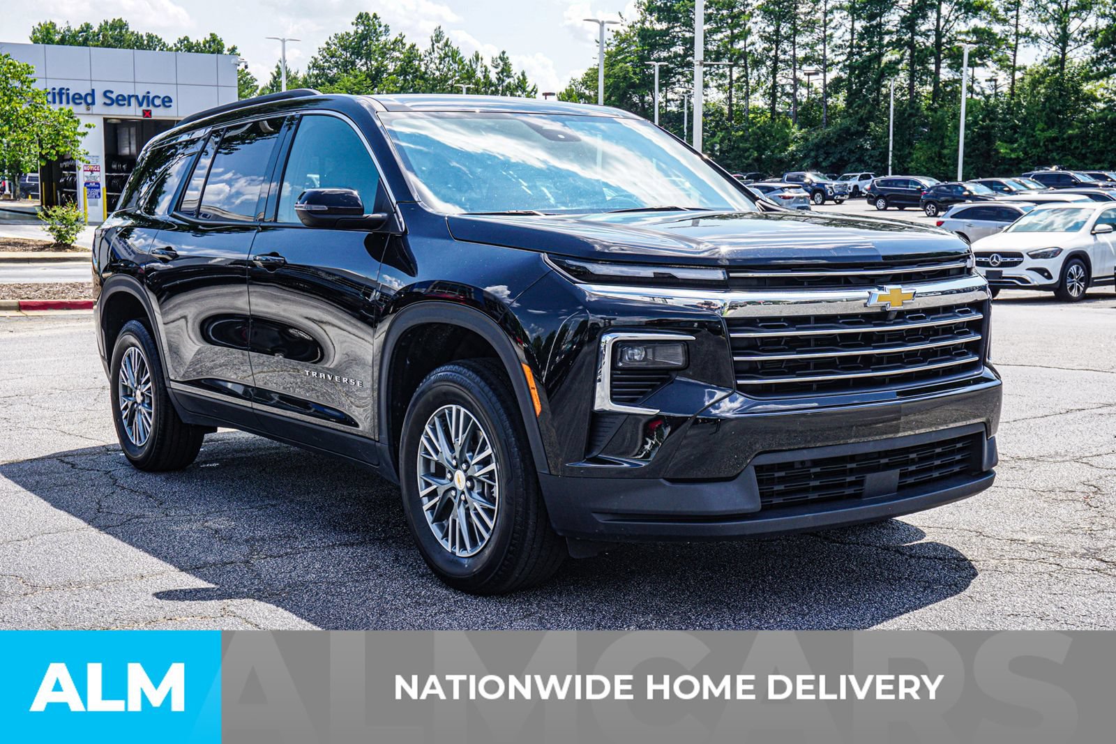Used 2025 Chevrolet Traverse LT FWD image 5