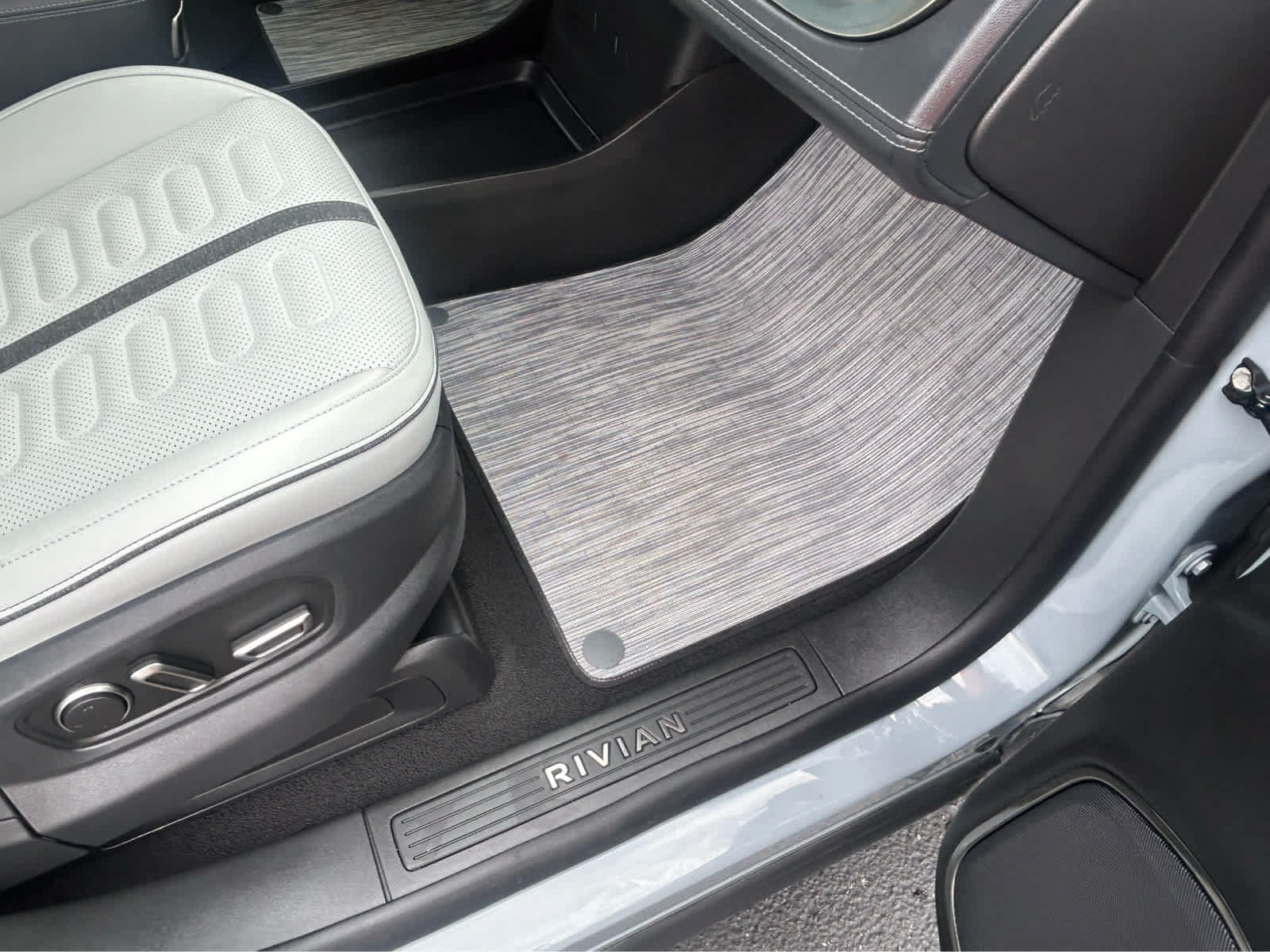 Used 2026 Rivian R1S Adventure AWD/4WD image 36