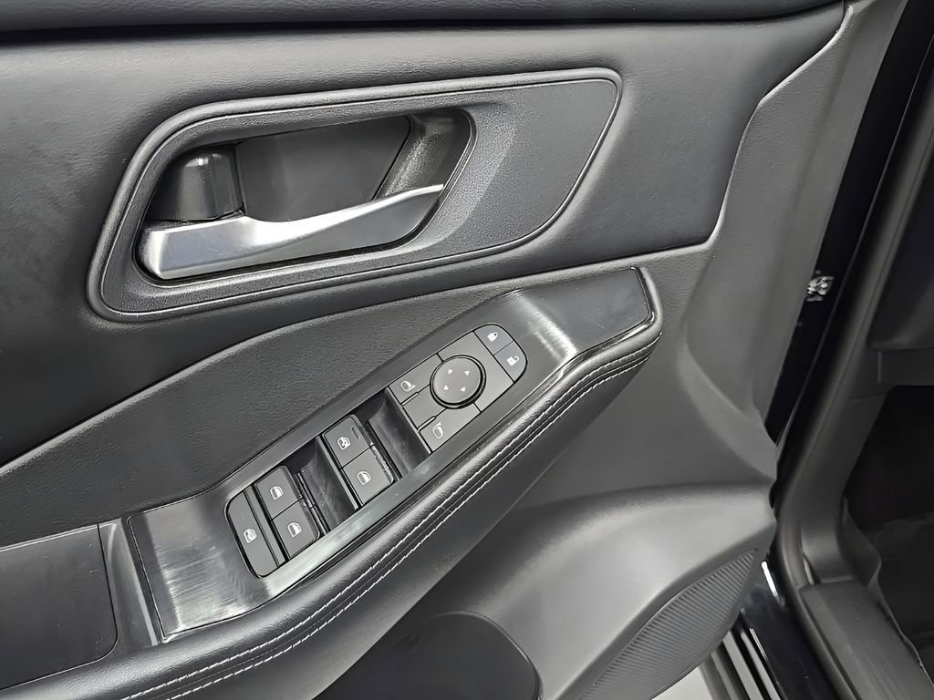 Used 2025 Nissan Rogue SV FWD image 10