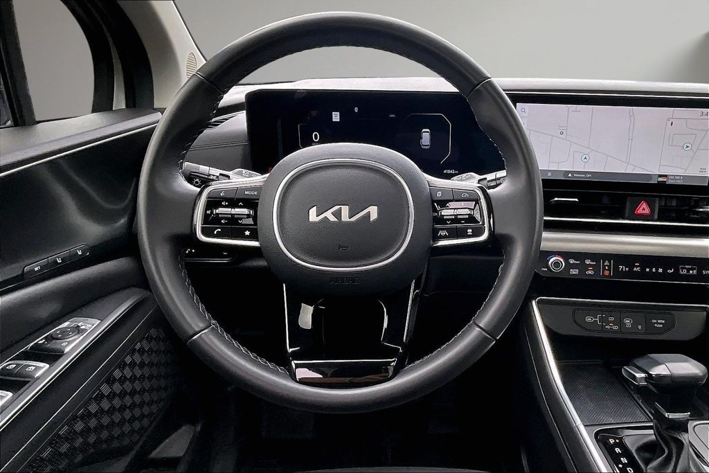 Used 2025 Kia Carnival SX w/ SX Dark Edition Package FWD image 9