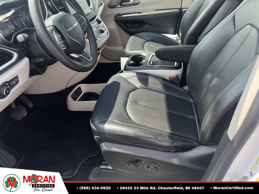 Used 2023 Chrysler Pacifica Touring-L FWD image 17