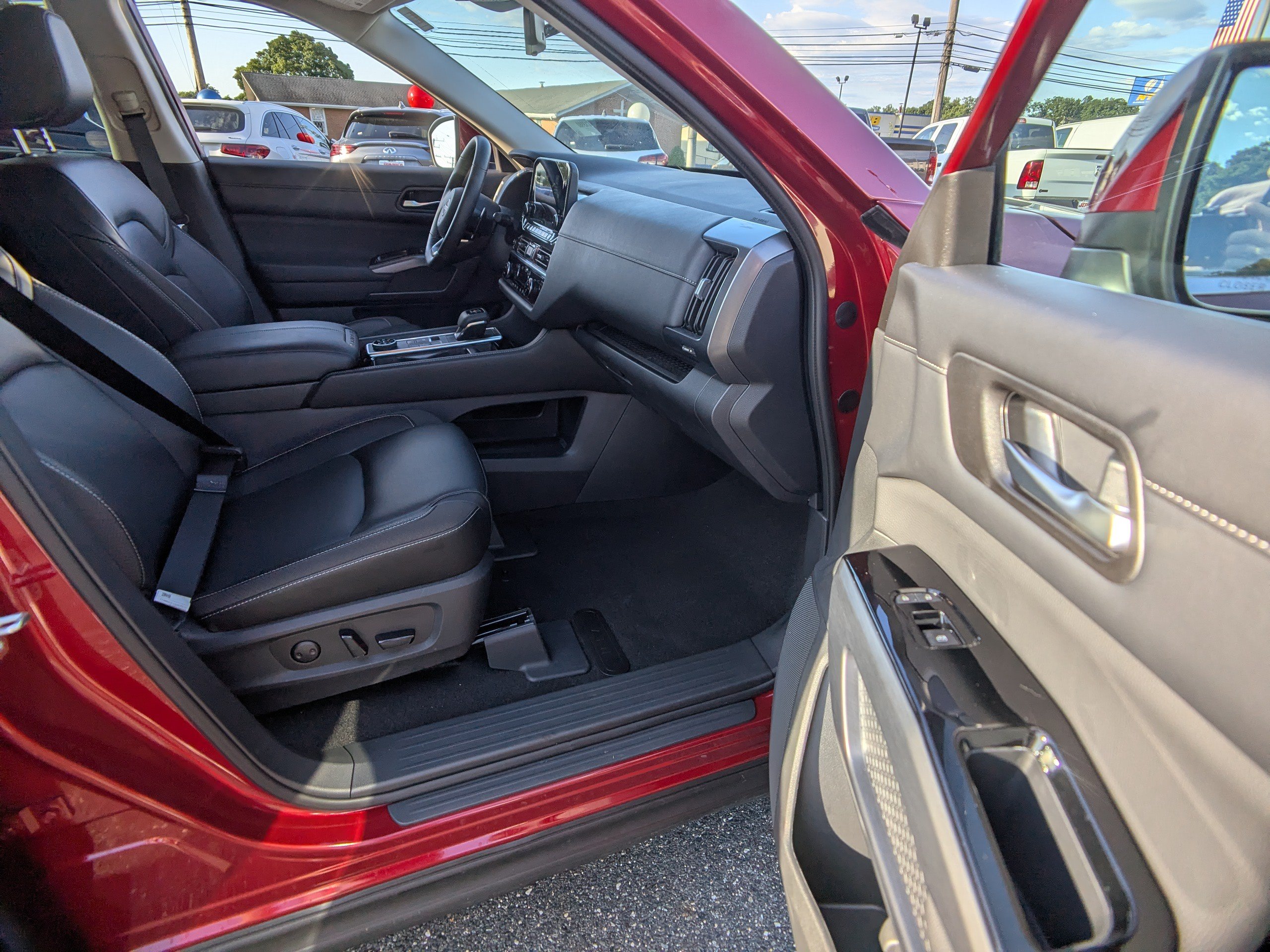 Used 2023 Nissan Pathfinder SL w/ Black Appearance Package AWD/4WD image 13
