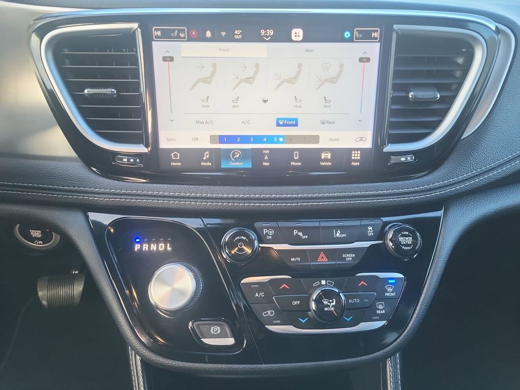 Used 2023 Chrysler Pacifica Limited w/ Uconnect Theater Family Group image 17