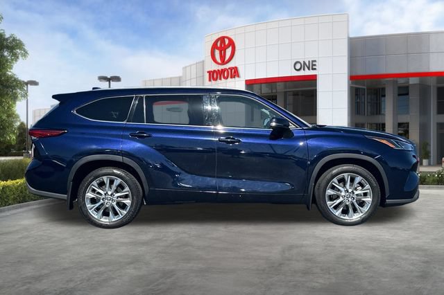 Used 2022 Toyota Highlander Limited AWD/4WD image 3
