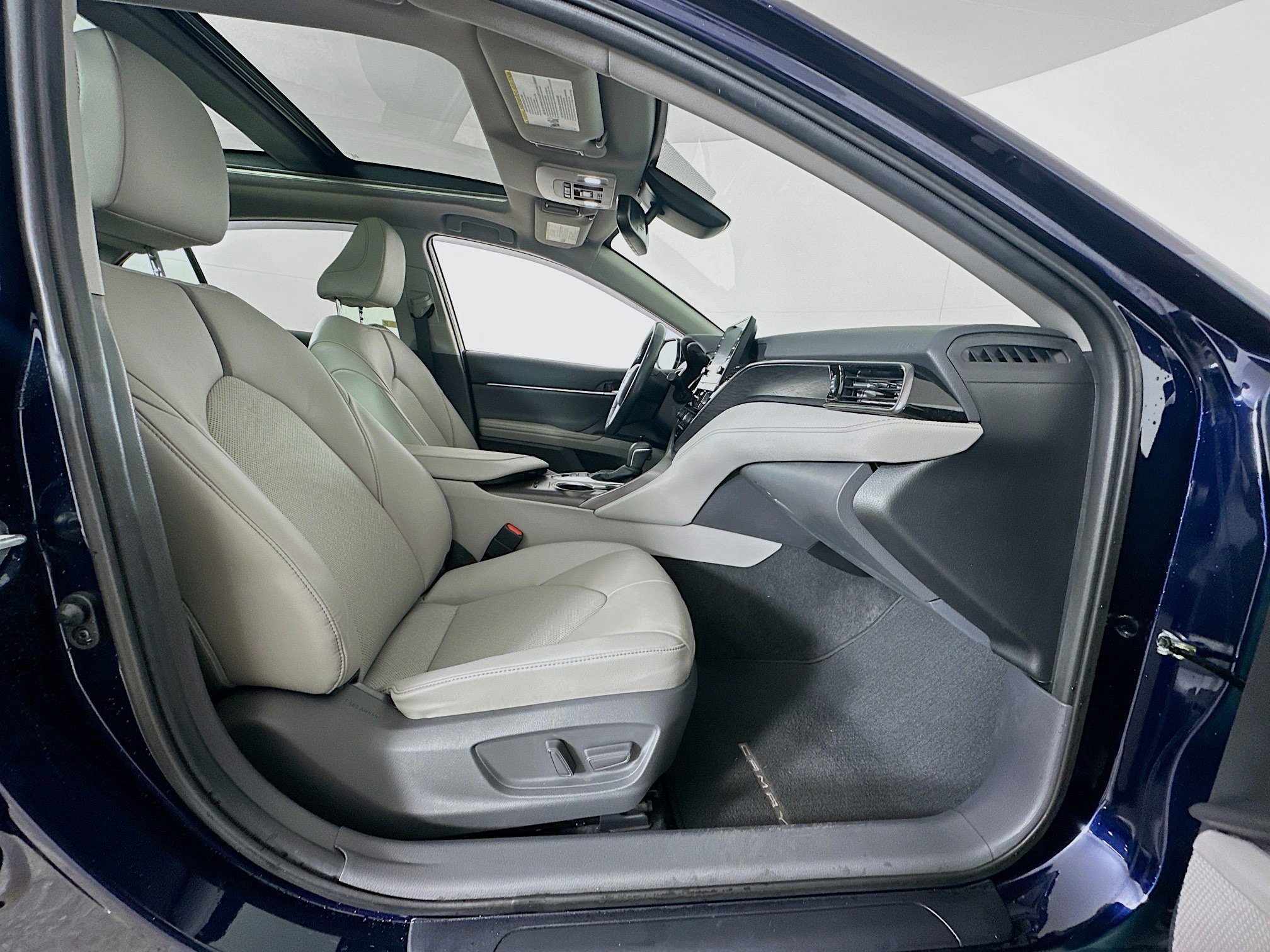 Used 2021 Toyota Camry XLE image 31