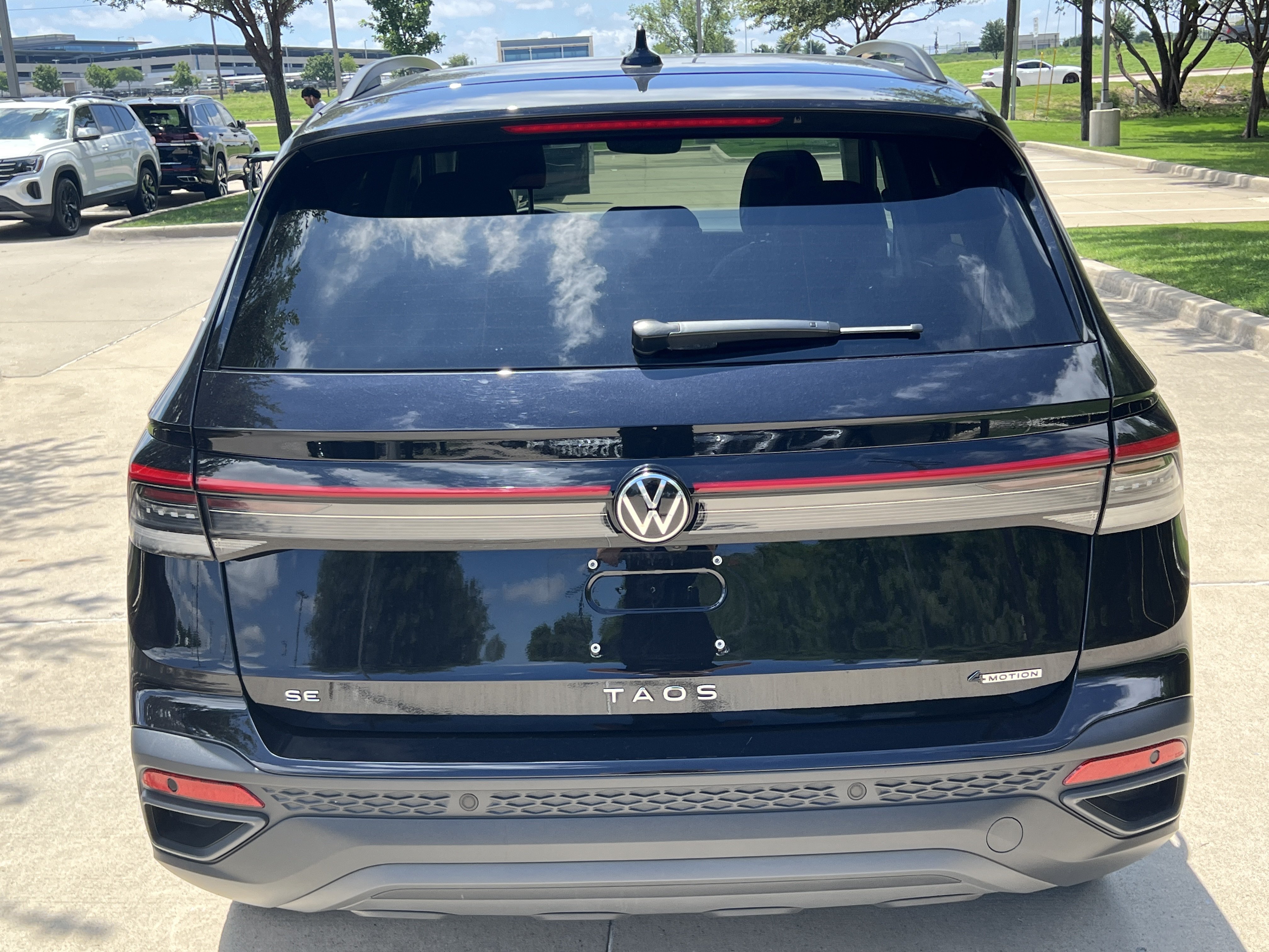 Certified 2025 Volkswagen Taos SE AWD/4WD image 9
