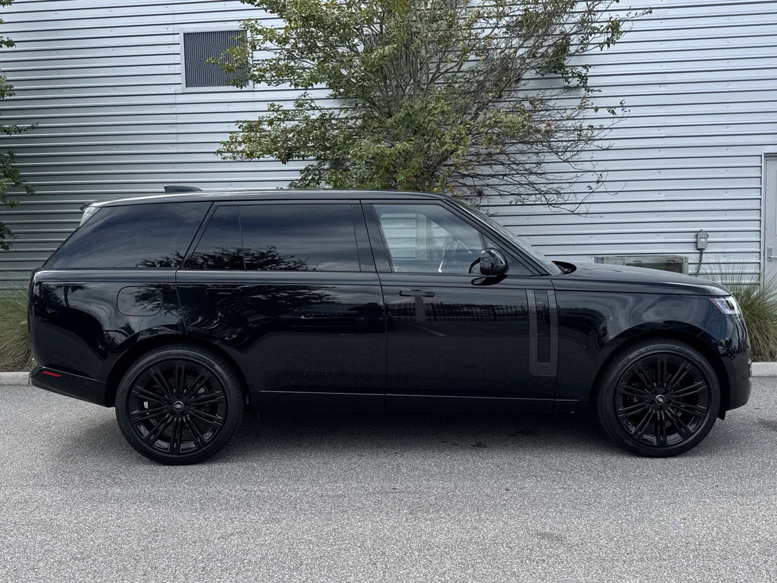 New 2025 Land Rover Range Rover Long Wheelbase SE image 5