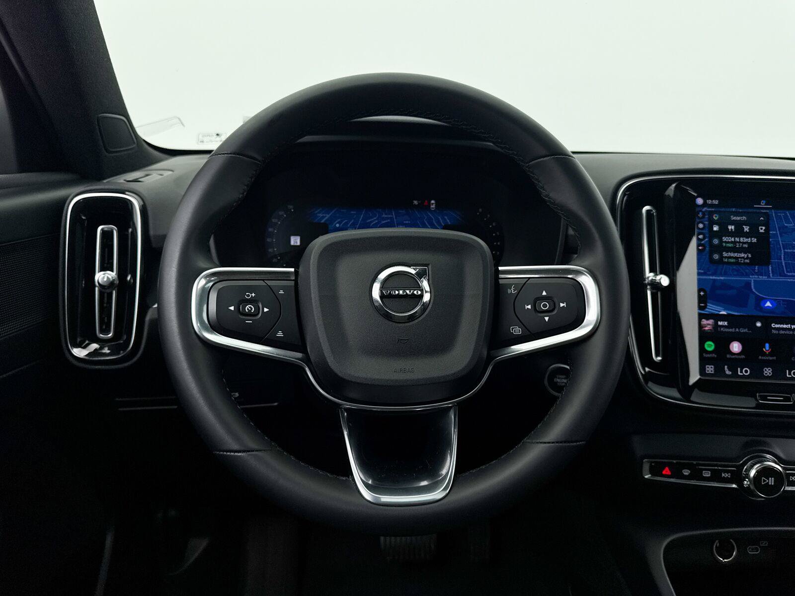 Used 2024 Volvo XC40 B5 Core AWD/4WD image 5