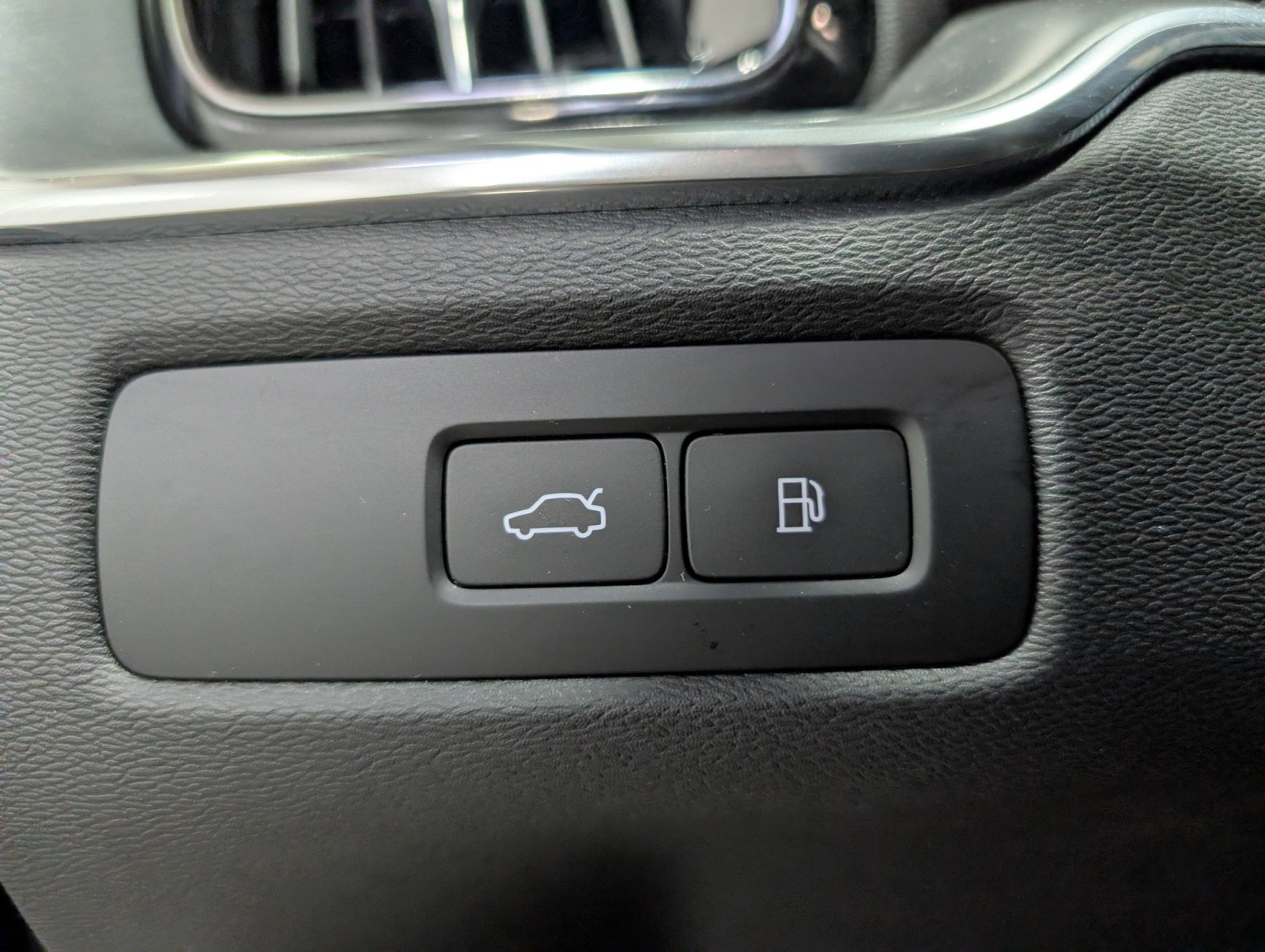 Used 2023 Volvo XC60 T8 Core image 19