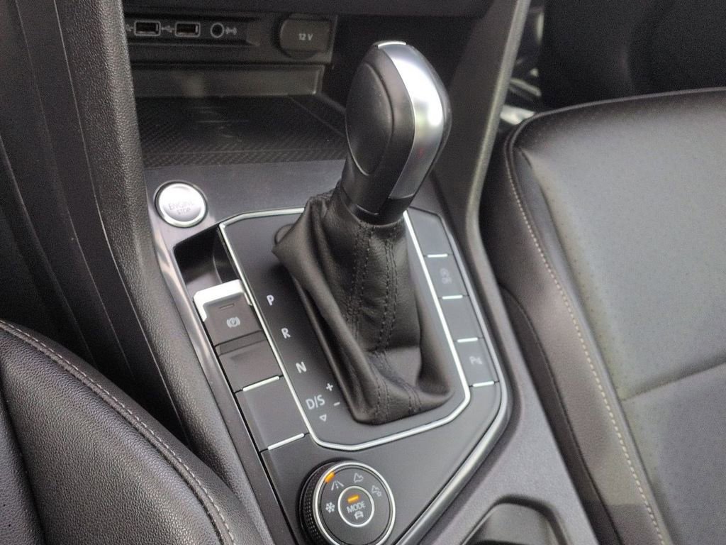 Used 2020 Volkswagen Tiguan SEL w/ 3rd Row Seat Package AWD/4WD image 16