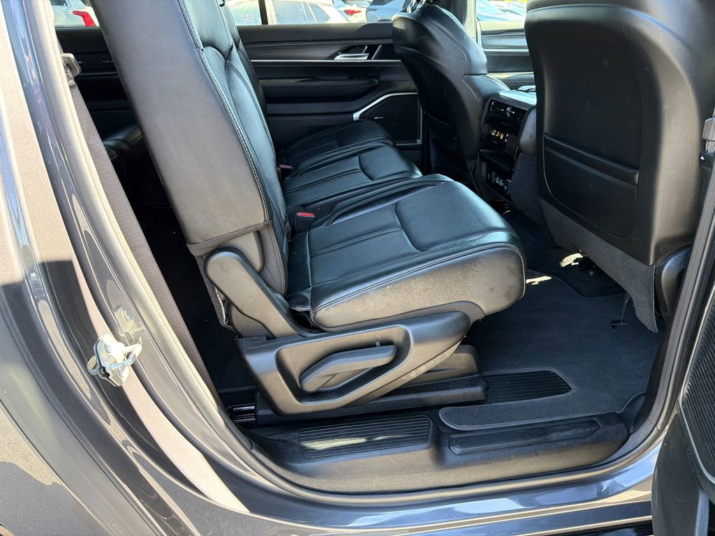 Used 2024 Jeep Wagoneer L Series II w/ Flexible Seating Group AWD/4WD image 15