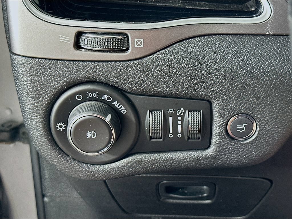 Used 2019 Jeep Cherokee Limited FWD image 21