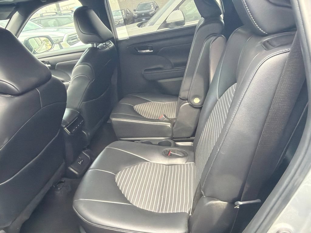 Used 2024 Toyota Highlander XSE FWD image 3