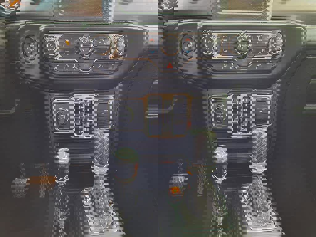 Used 2018 Jeep Wrangler Unlimited Sahara image 18