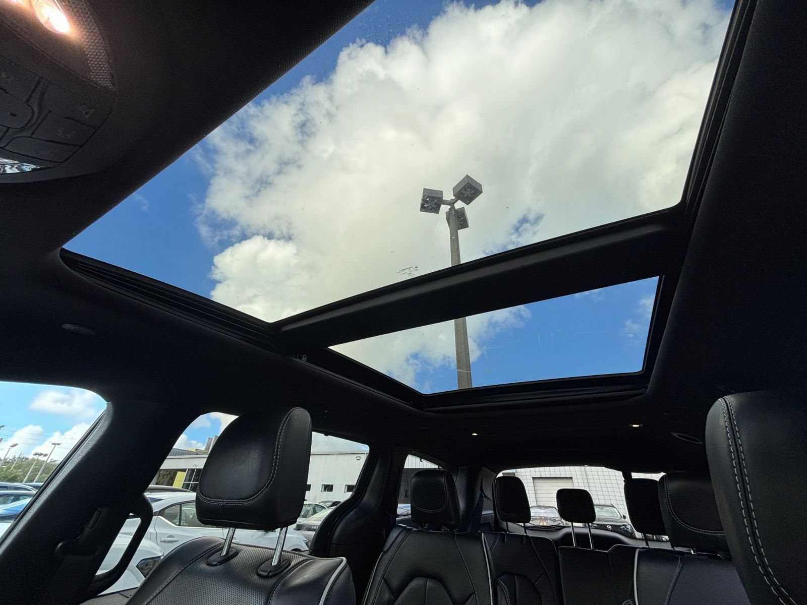 Used 2025 Chrysler Pacifica Limited FWD image 31