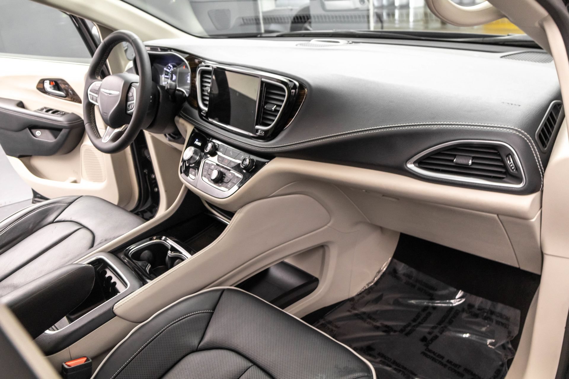 Used 2023 Chrysler Pacifica Limited FWD image 37