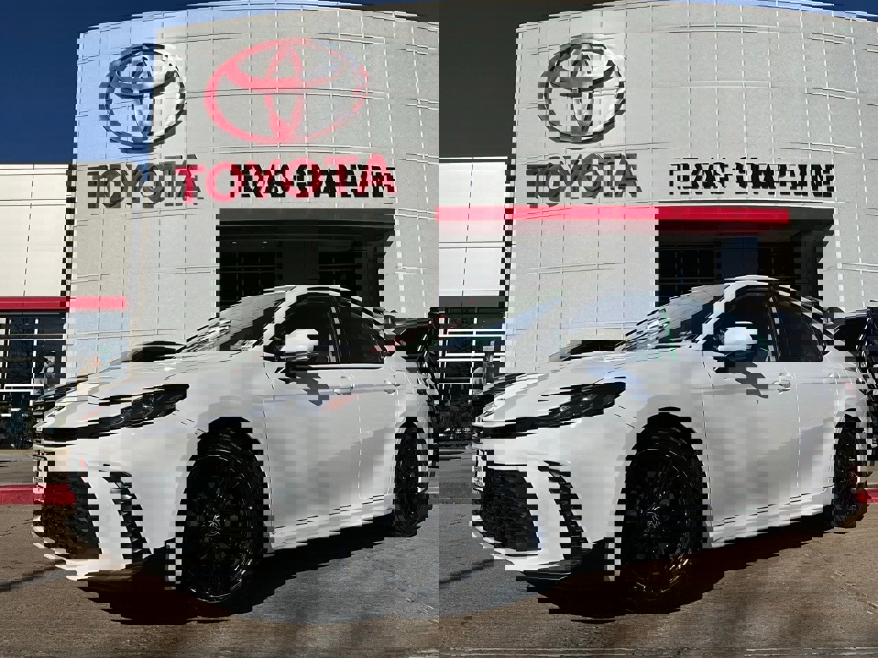 Used 2025 Toyota Camry SE image 2