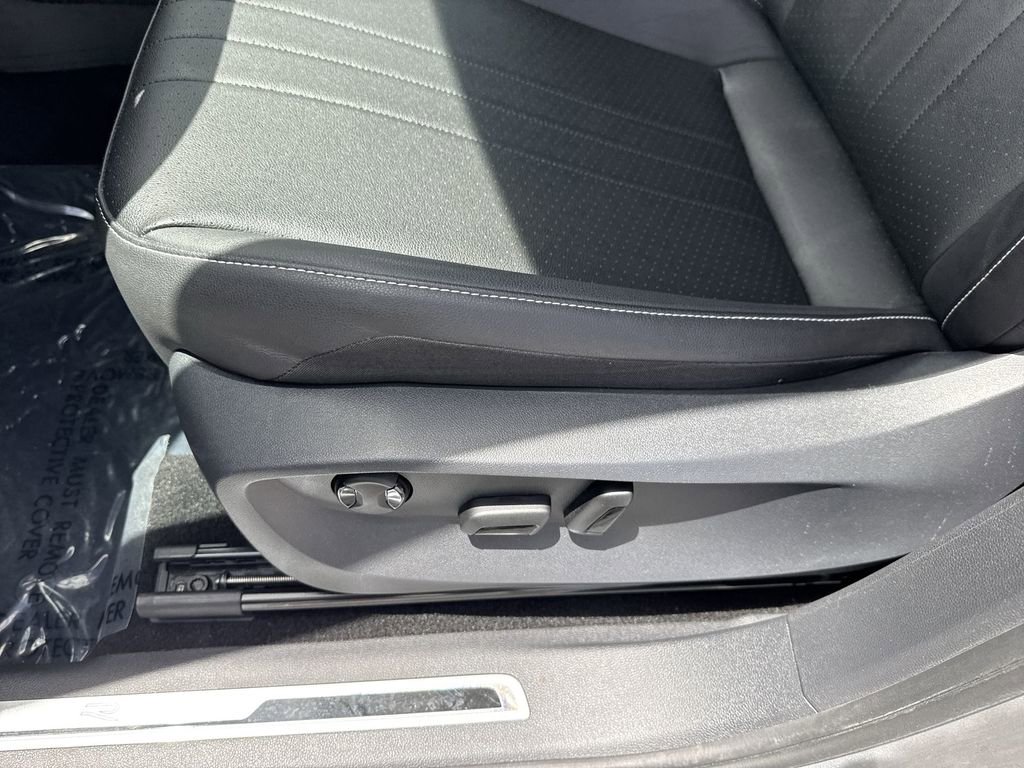 Used 2023 Volkswagen Tiguan SE R-Line image 41