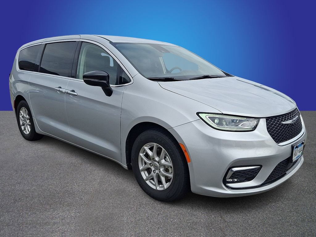 Used 2024 Chrysler Pacifica Touring-L FWD image 3