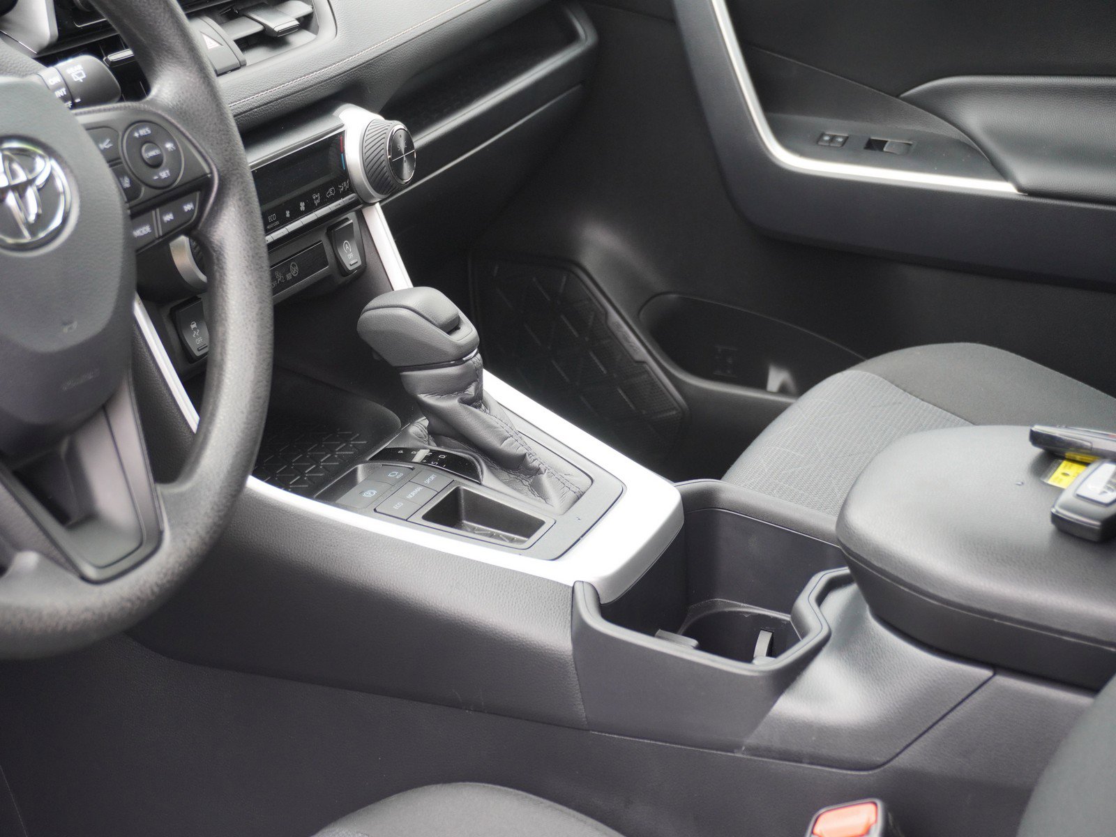 Used 2025 Toyota RAV4 XLE FWD image 21