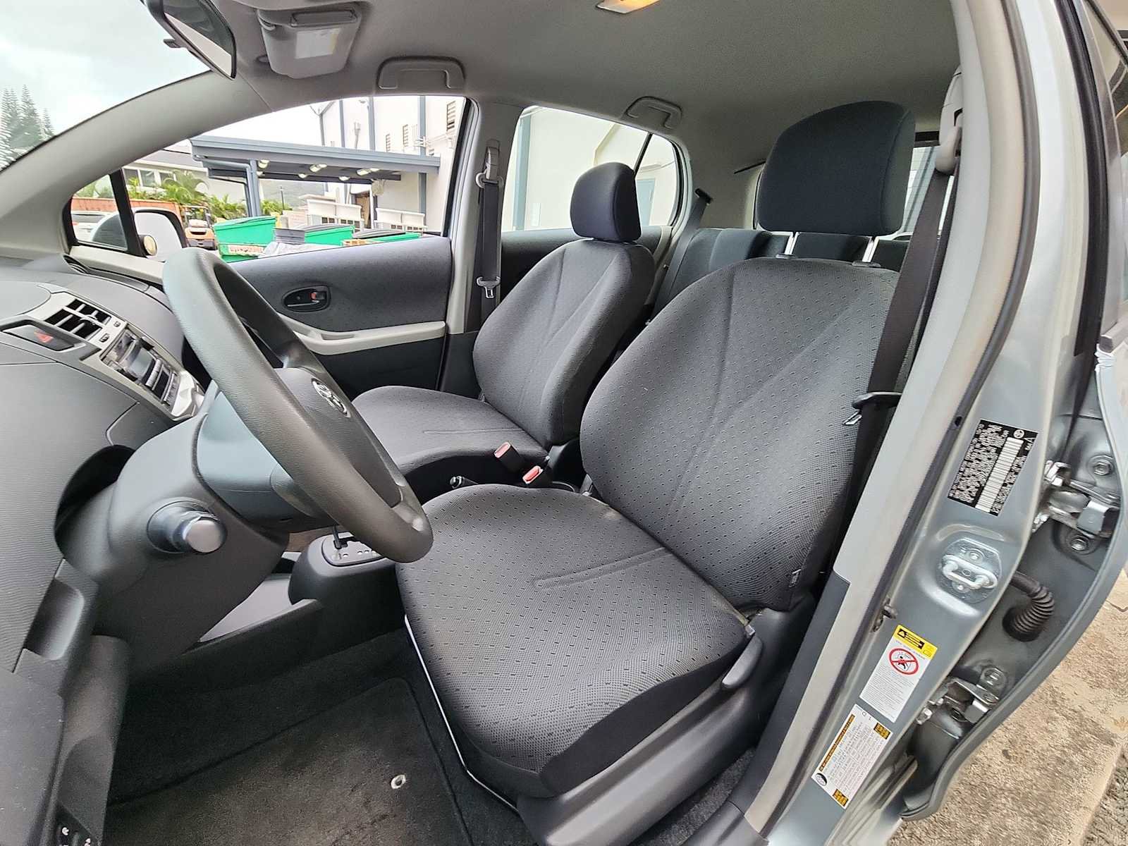 Used 2011 Toyota Yaris 4-Door Hatchback image 13