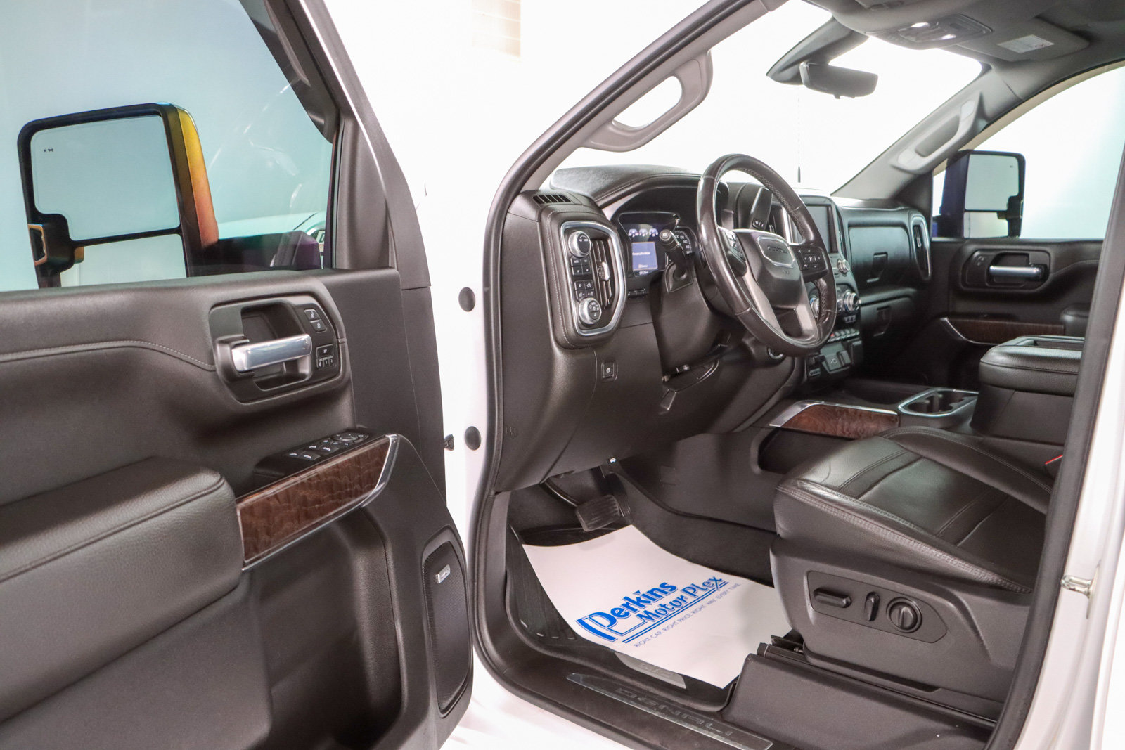 Used 2021 GMC Sierra 2500 Denali w/ Denali Ultimate Package AWD/4WD image 3