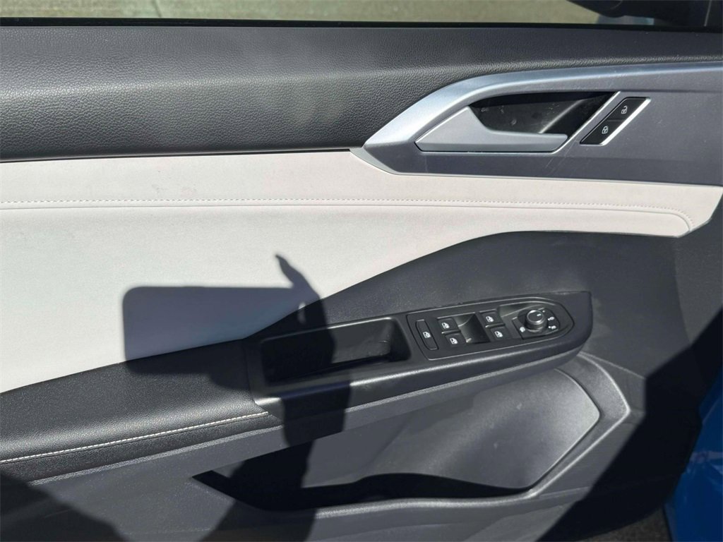 Used 2025 Volkswagen Taos SE w/ Panoramic Sunroof Package image 12