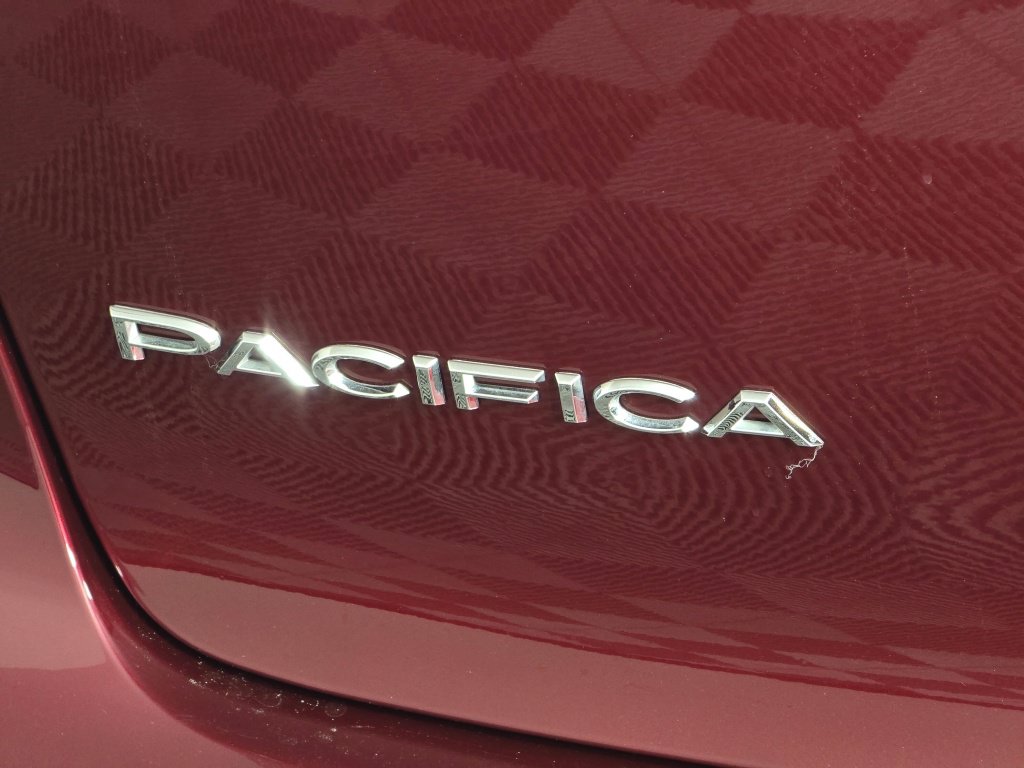 Used 2022 Chrysler Pacifica Limited w/ Uconnect Theater Family Group FWD image 49