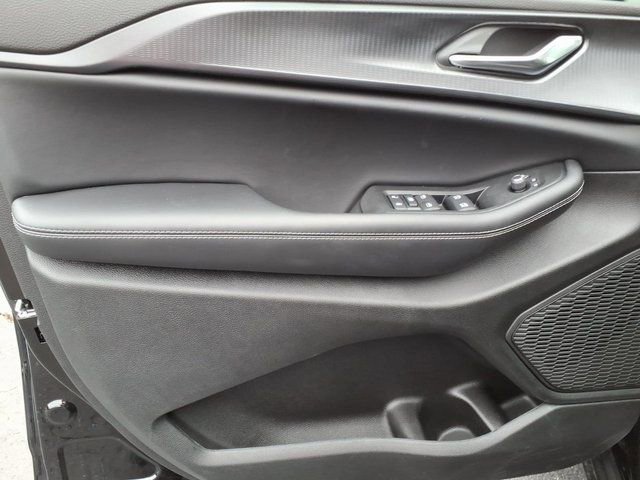 New 2025 Jeep Grand Cherokee Altitude image 9