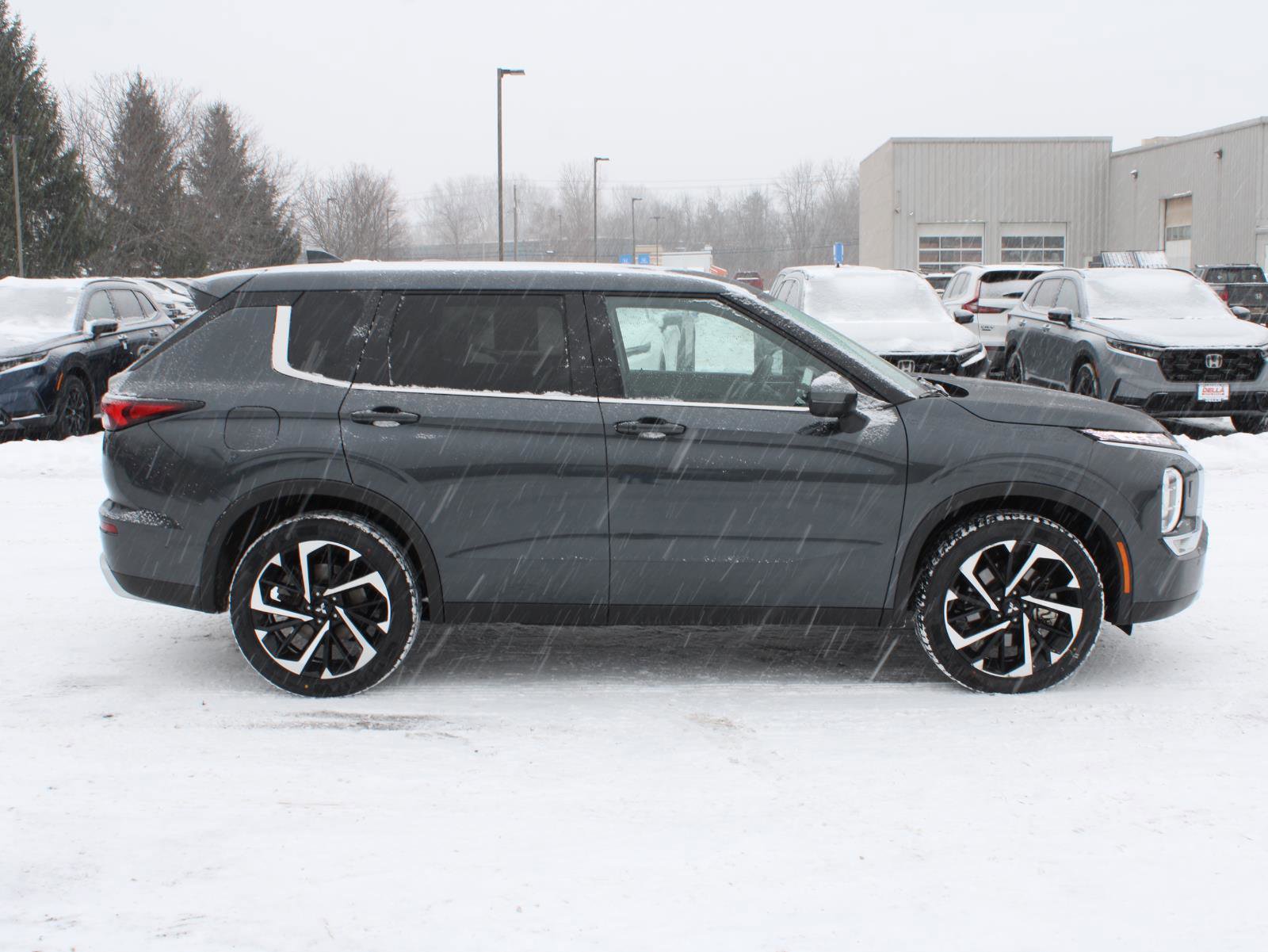 Used 2024 Mitsubishi Outlander SE Black Edition image 4