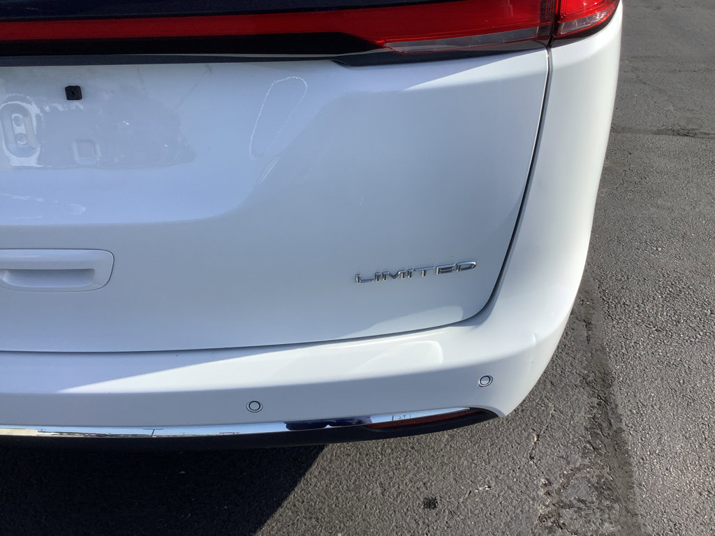 Used 2023 Chrysler Pacifica Limited FWD image 10