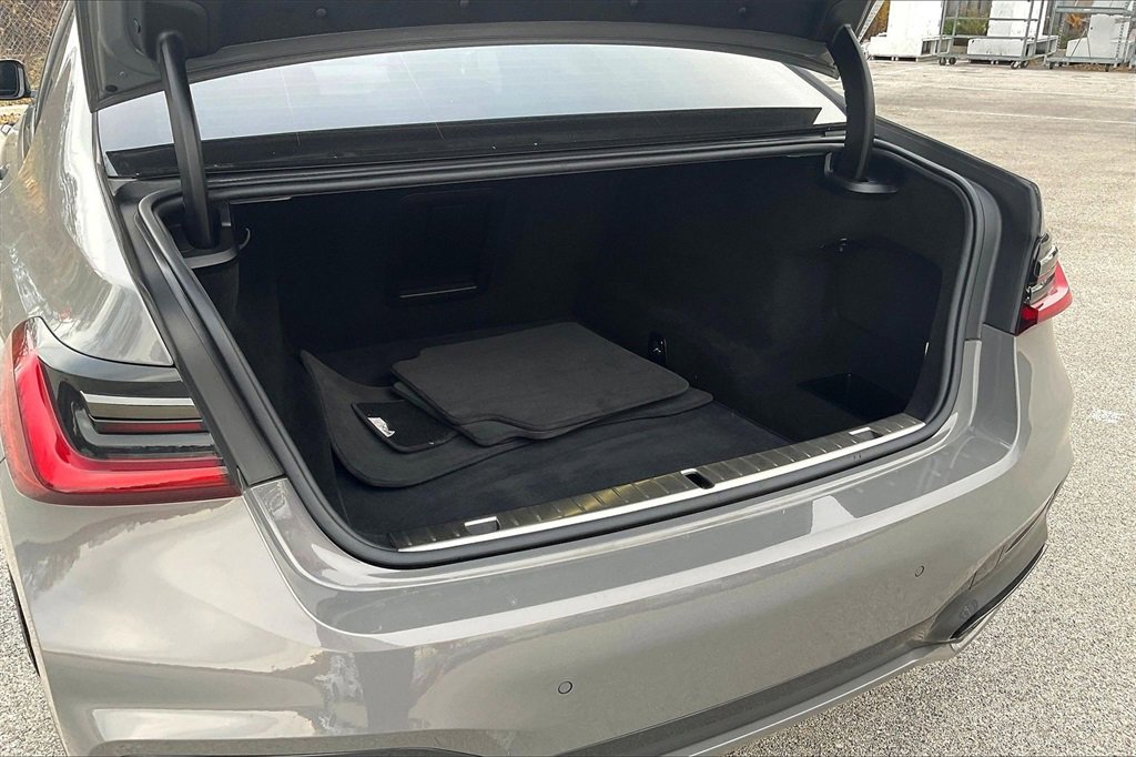 Used 2022 BMW 750i xDrive w/ Executive Package image 28