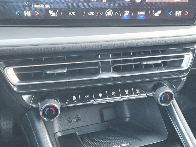 Used 2025 Chevrolet Traverse LT image 21