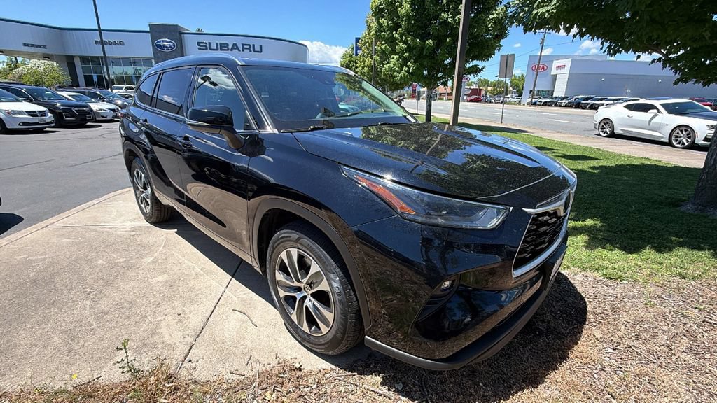 Used 2021 Toyota Highlander XLE FWD image 2