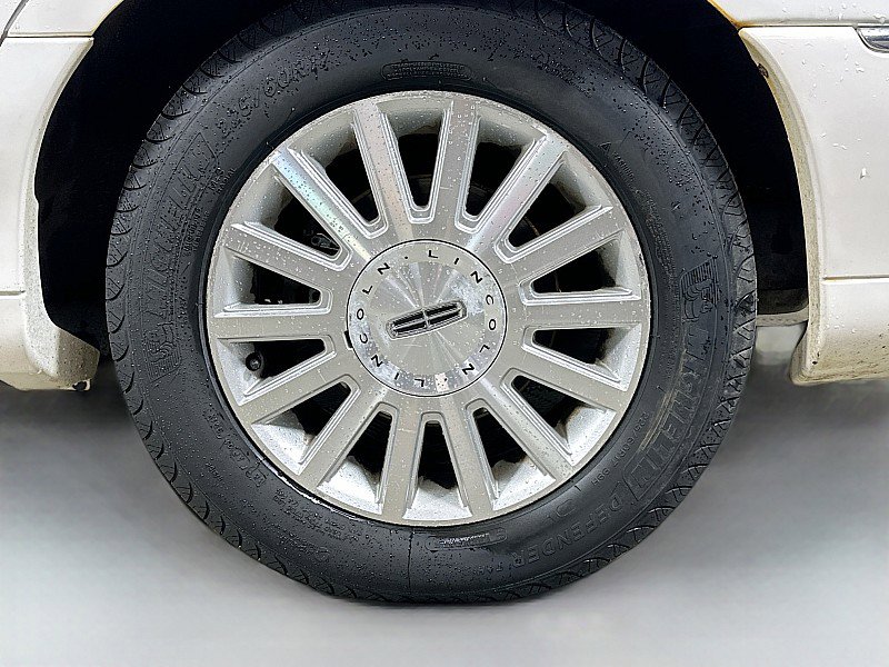 Used 2004 Lincoln Town Car Signature RWD image 32