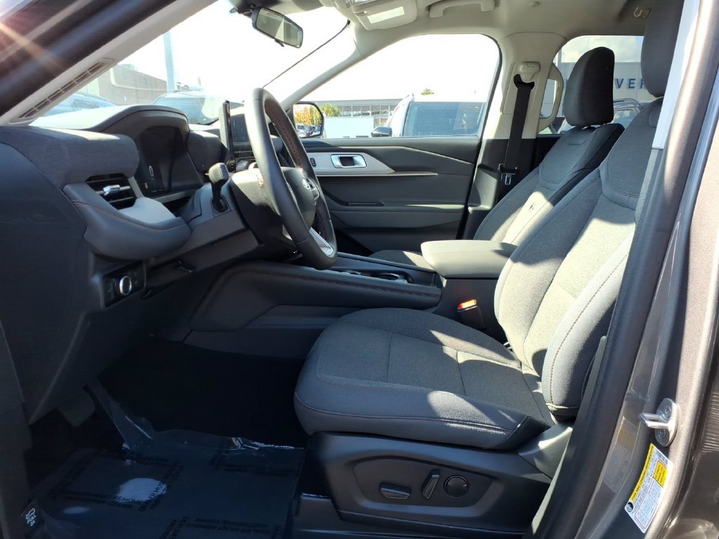 Used 2025 Ford Explorer Active AWD/4WD image 12