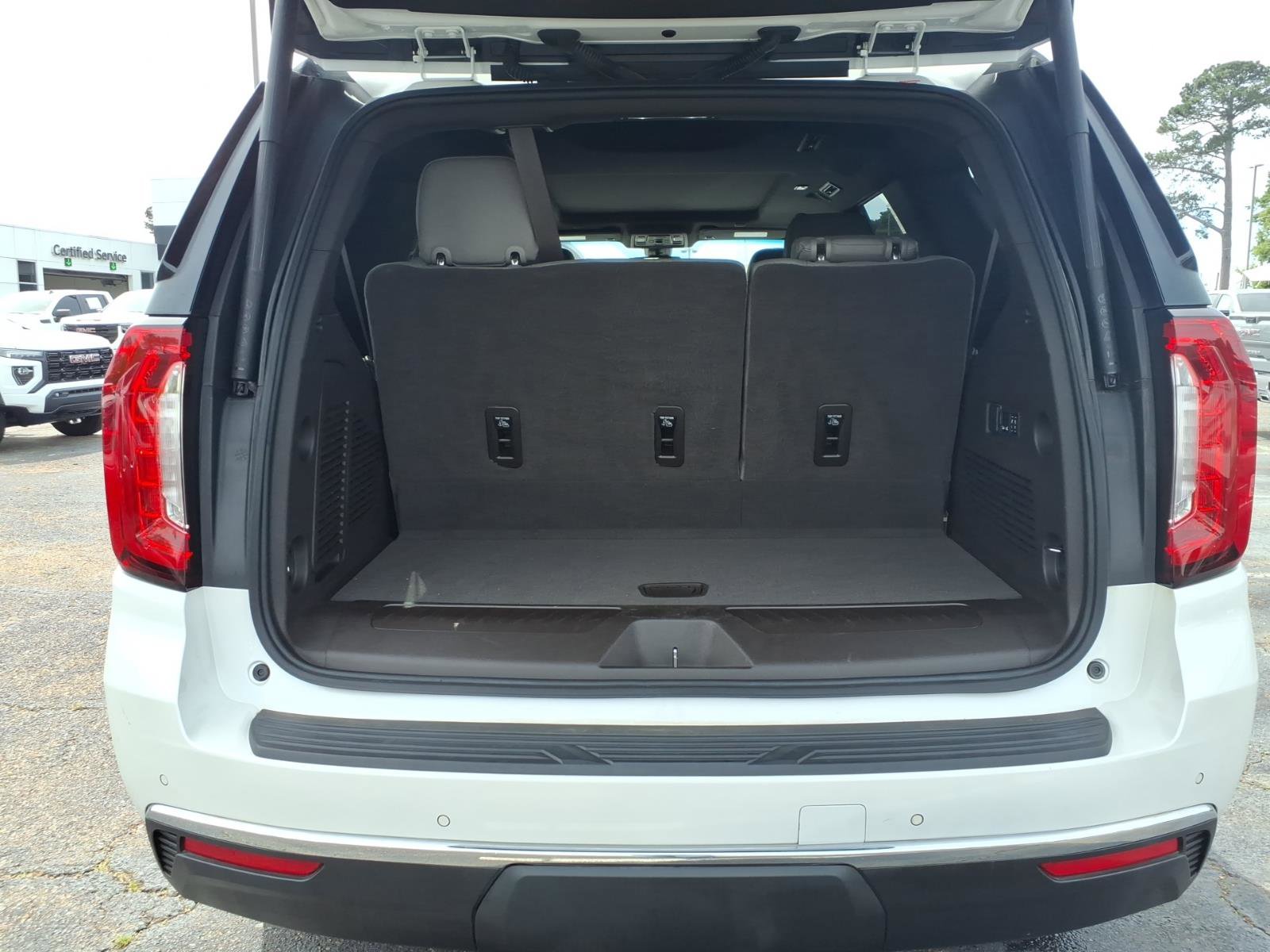Used 2022 GMC Yukon SLT w/ SLT Premium Package image 6