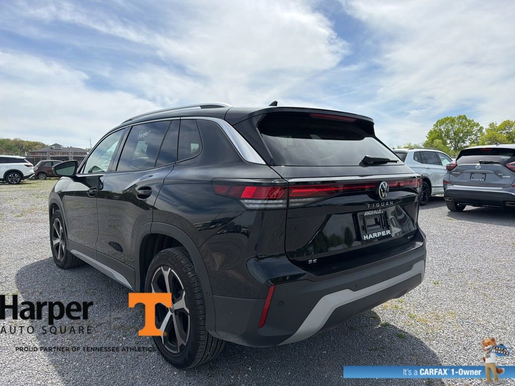 Used 2025 Volkswagen Tiguan SE w/ Panoramic Sunroof Package image 3