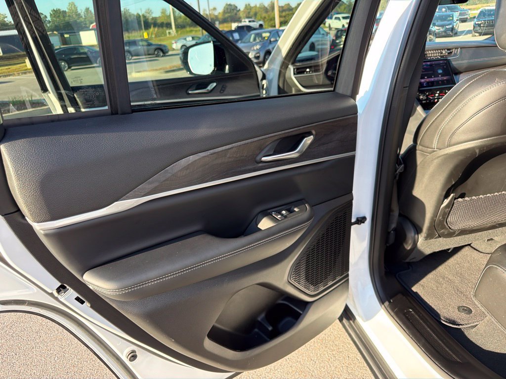Used 2025 Jeep Grand Cherokee Limited AWD/4WD image 25