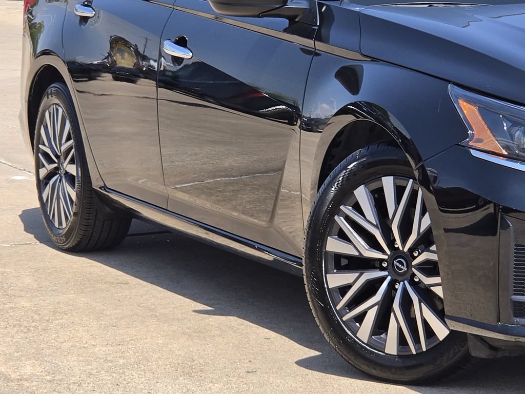 Used 2025 Nissan Altima 2.5 SV FWD image 11