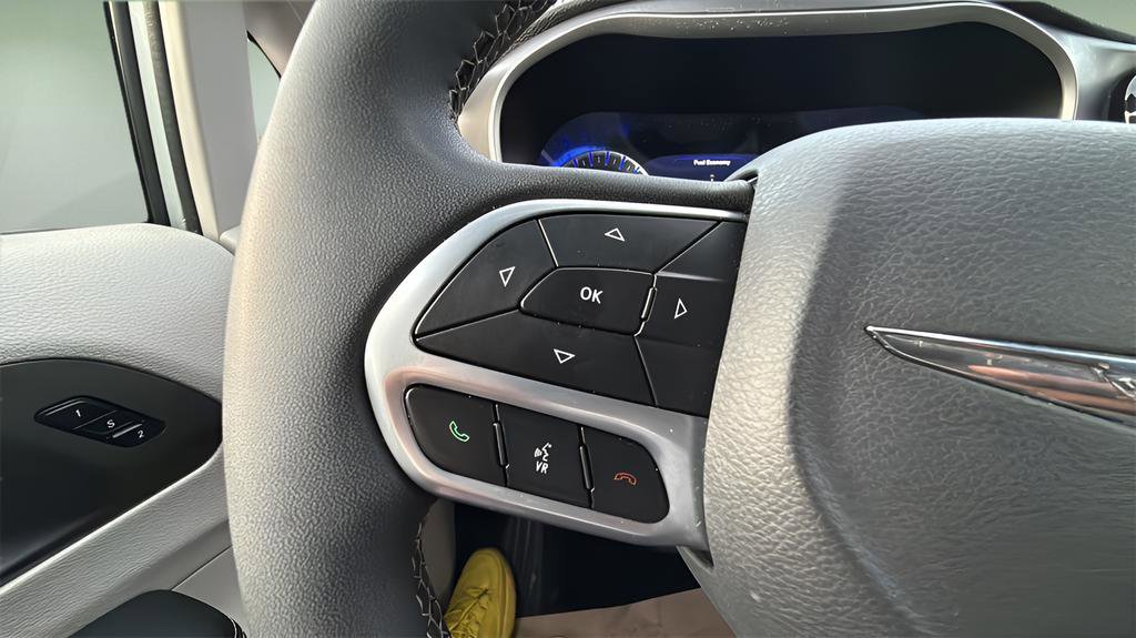 Used 2023 Chrysler Pacifica Touring-L image 26